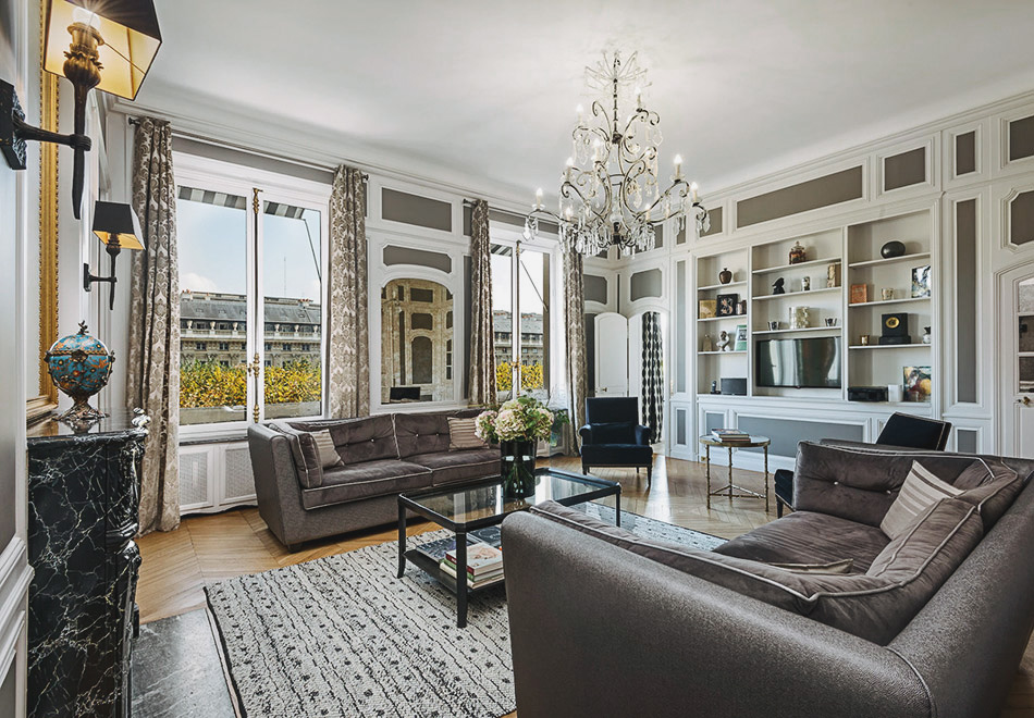 1-Paris-louvre-4-bed-apartment-rental-living-room-PA1001