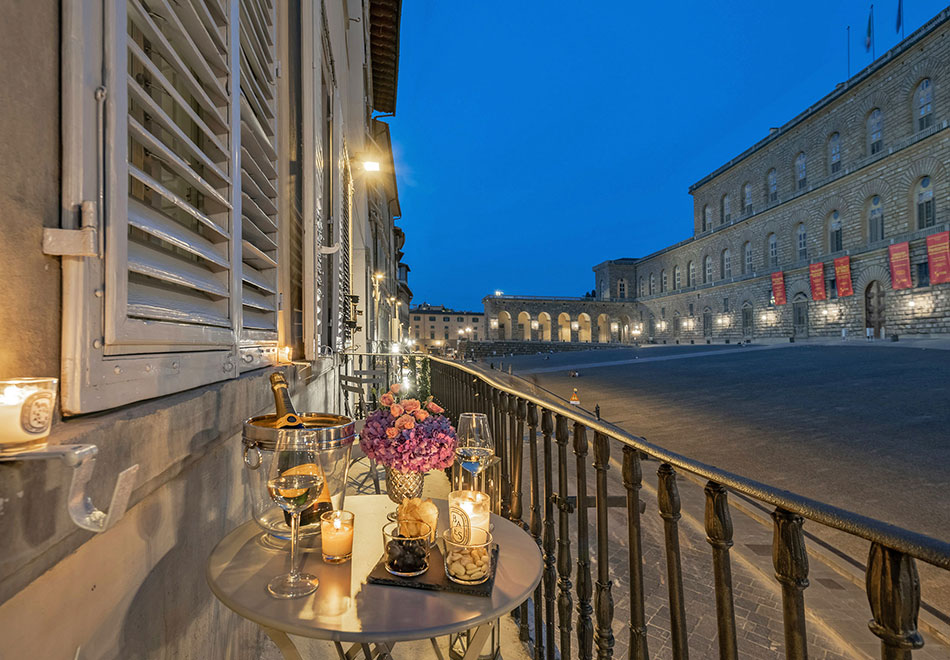 20-Florence-Italy-Luxury-Central-Vacation-Apartment-Balcony-FL1017-2